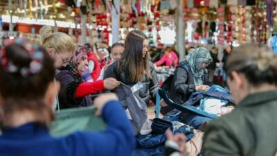 Organize sanayi bölgeleri, meyve-sebze ve balık hallerinin yanı sıra sosyete