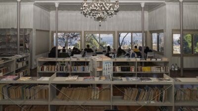 Kent genelinde yerleşik ve gezici olmak üzere sekiz kütüphanesiyle hizmet