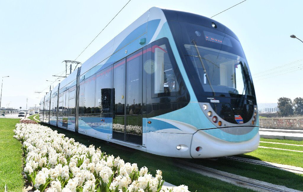 İzmir Metro AŞ’nin işlettiği Konak Tramvayı’nda, elektrik altyapı arızası nedeniyle