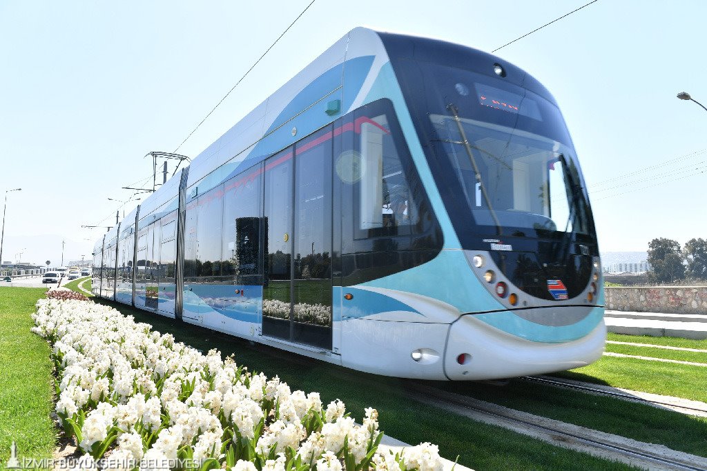 İzmir Metro AŞ’nin işlettiği Konak Tramvayı’nda, elektrik altyapı arızası nedeniyle