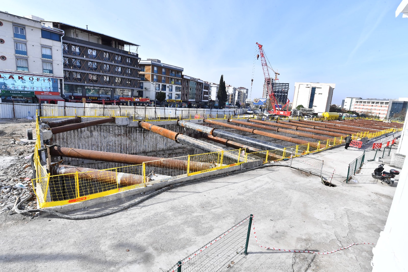 İzmir Büyükşehir Belediyesi'nin kendi gücüyle yapımını sürdürdüğü Buca Metrosu'nda, dört