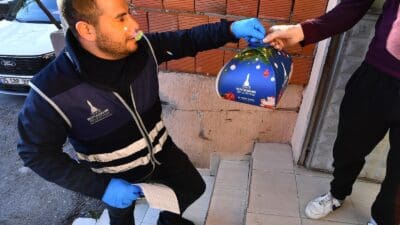 İzmir Büyükşehir Belediyesi yeni yıl için kentteki çocuklu 2025 haneye