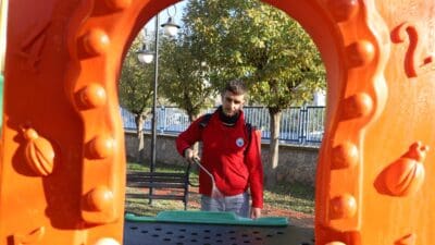 Menderes Belediyesi, salgın hastalıklara karşı önlem olarak parklarda dezenfekte işlemleri