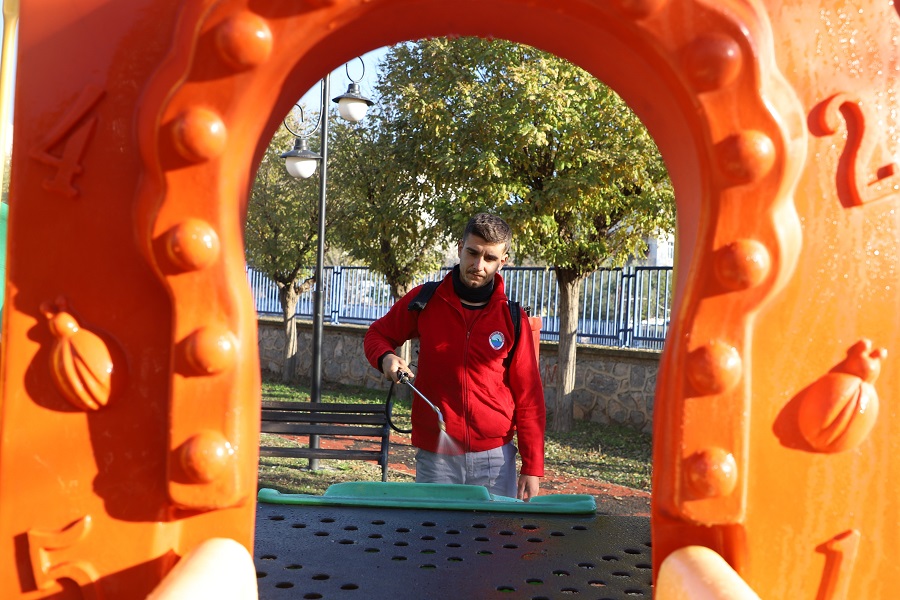 Menderes Belediyesi, salgın hastalıklara karşı önlem olarak parklarda dezenfekte işlemleri
