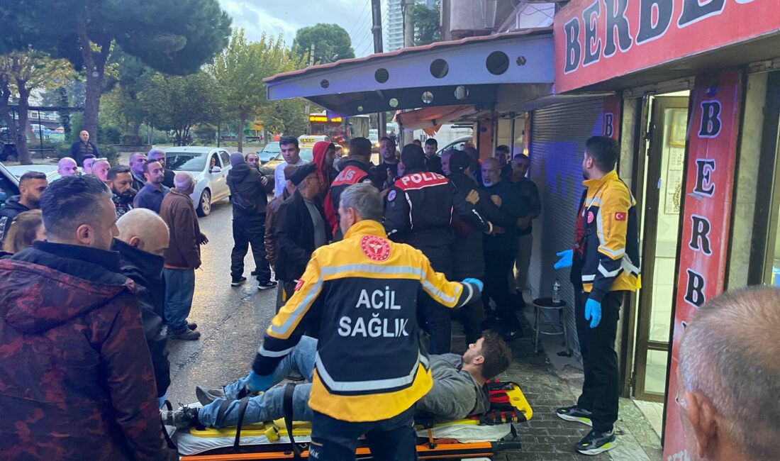 Berber, birlikte yaşadığı kadının oğlu tarafından vuruldu İzmir'de, berberlik yapan Mert Can Şahin (33), iddiaya göre birlikte