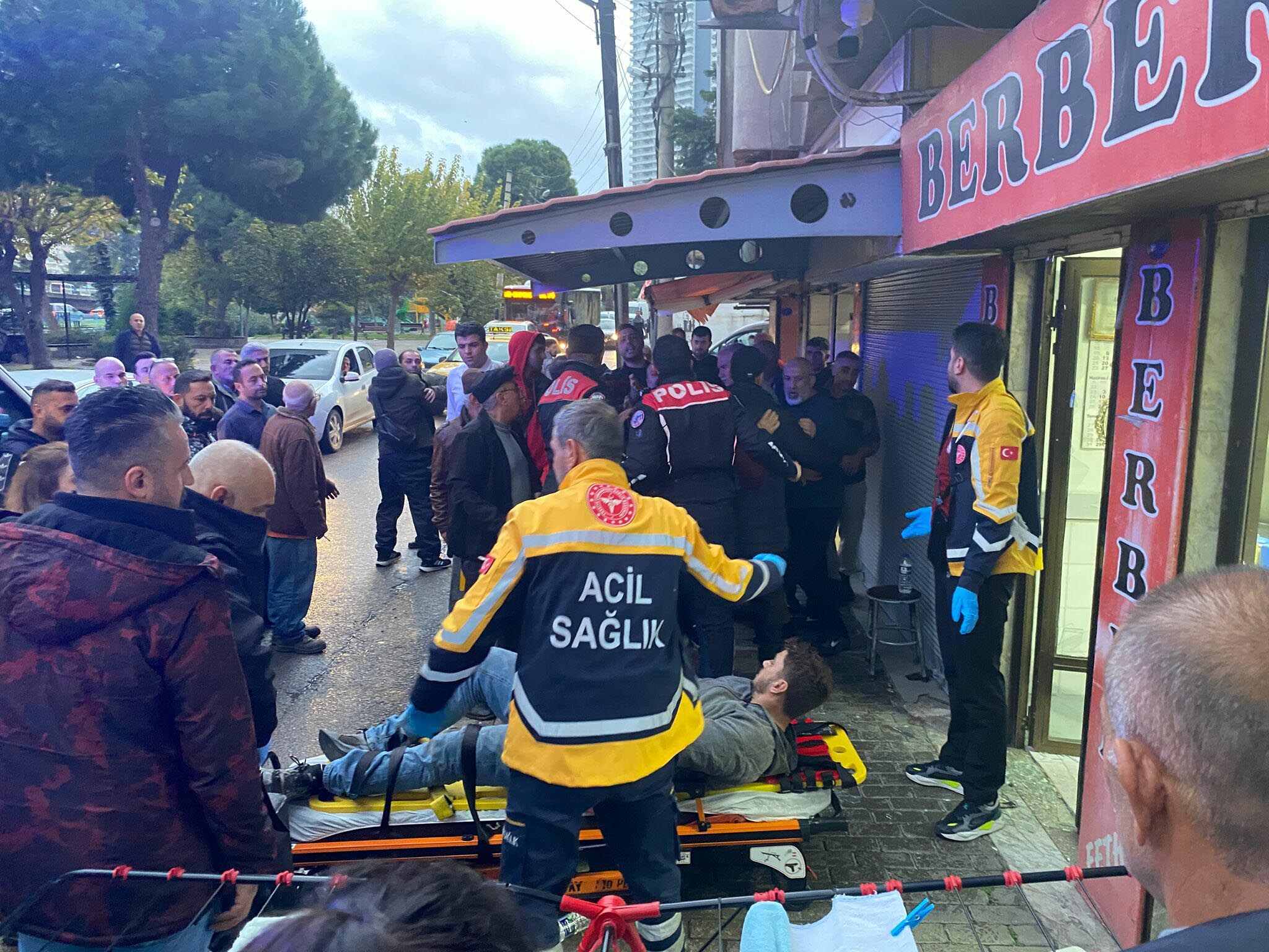 İzmir'de, berberlik yapan Mert Can Şahin (33), iddiaya göre birlikte