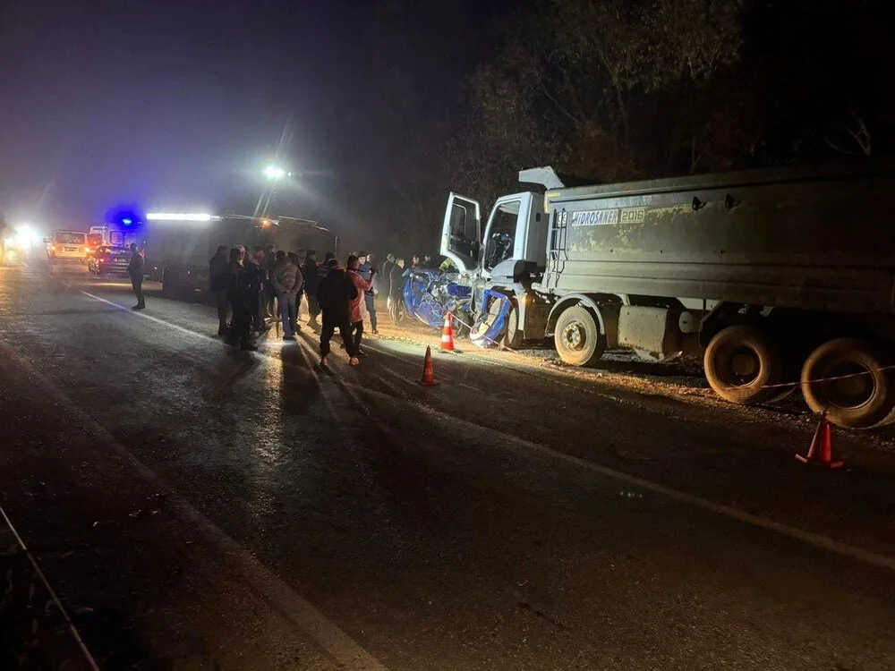 Bartın'da feci kaza: Kamyonun altına giren otomobildeki beş genç öldü - 6