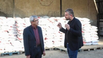 Buca Belediye Başkanı Görkem Duman, ilçede kalpleri ısıtan “Askıda Kömür”