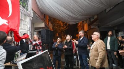 Askere gidecek evlatlarına yapacakları uğurlama töreni için Buca Belediyesi’nden bayrak