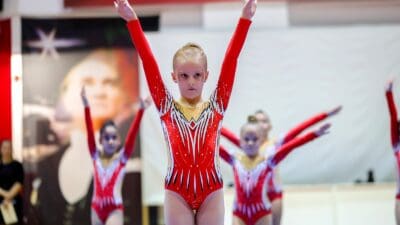Bayraklı Belediyesinin düzenlediği jimnastik ve bale kurslarına katılan 412 sporcu, yıl