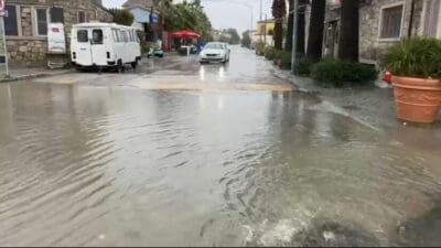 İzmir'in Çeşme ilçesinde, kuvvetli sağanak nedeniyle su birikintileri oluşurken, bazı