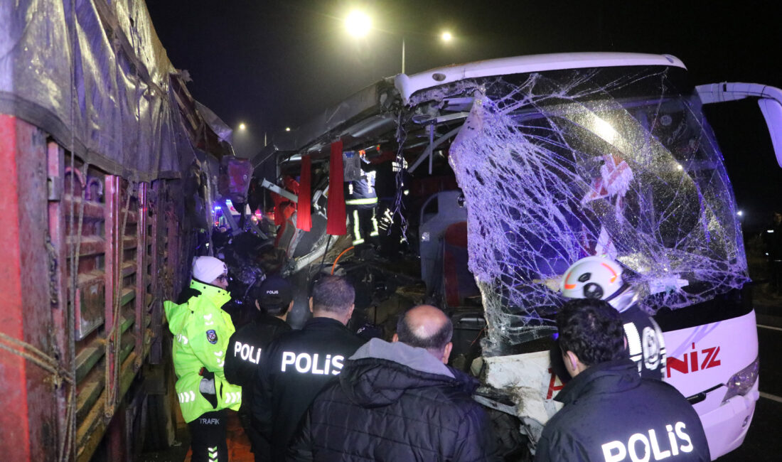 Denizli'nin Sarayköy ilçesinde şehirlerarası yolcu taşıyan otobüsün TIR'a çarpması sonucu