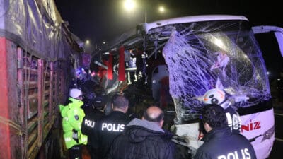 Denizli'nin Sarayköy ilçesinde şehirlerarası yolcu taşıyan otobüsün TIR'a çarpması sonucu