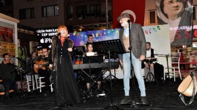 Bornova Belediyesi, yeni yıl heyecanını Bornovalılarla paylaşmak için Küçükpark’ta özel