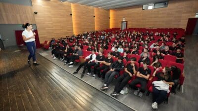 Gaziemir Belediyesi, “İklimi değil, kendini değiştir” sloganıyla 24 okulda düzenlediği