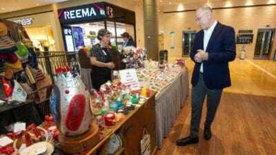 Gaziemir Belediyesi, Cumhuriyet Semtevleri’nde düzenlediği kurslara katılan kadınların el emeği