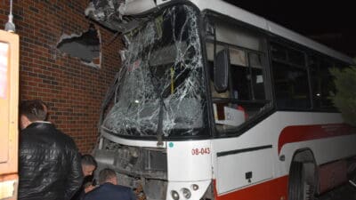İzmir'in Bayraklı ilçesinde, belediye otobüsü beton bariyerleri aşarak bir AVM'nin