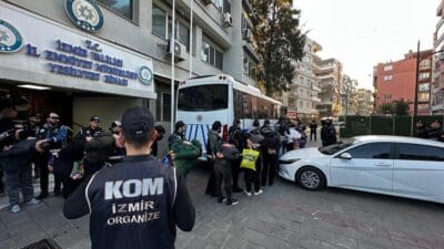 İzmir'de, 'Beşoklar' olarak bilinen suç örgütüne yönelik yapılan operasyonda 44