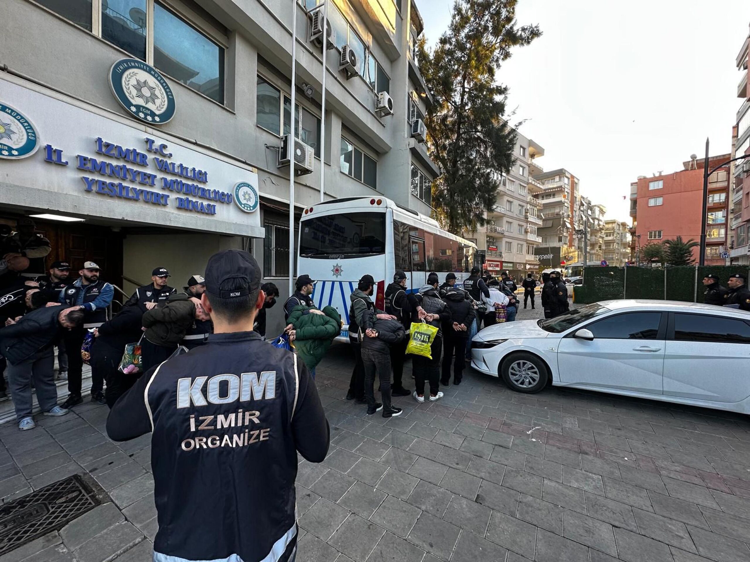 İzmir'de, 'Beşoklar' olarak bilinen suç örgütüne yönelik yapılan operasyonda 44