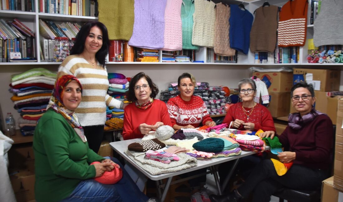 İzmir'de kadınların kurduğu 'İzmirli Teyzeler' grubu üyeleri, ördükleri bere, atkı