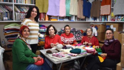 İzmir'de kadınların kurduğu 'İzmirli Teyzeler' grubu üyeleri, ördükleri bere, atkı