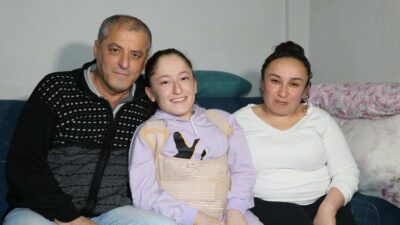 İzmir'de tekerlekli sandalye ile yaşayan skolyoz (omurga eğriliği) hastası Kardelen