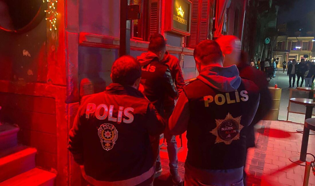 İzmir'in Konak ilçesinde polisin, aranan şüphelilere yönelik düzenlediği 1 aylık