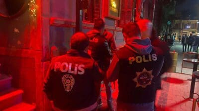 İzmir'in Konak ilçesinde polisin, aranan şüphelilere yönelik düzenlediği 1 aylık