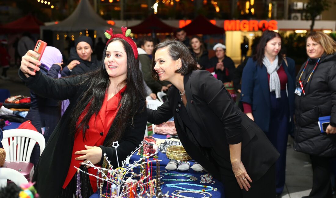 Karabağlar Belediyesi’nin, kadınların el emeğiyle hazırladığı hediyelik eşyaların satışa sunulduğu