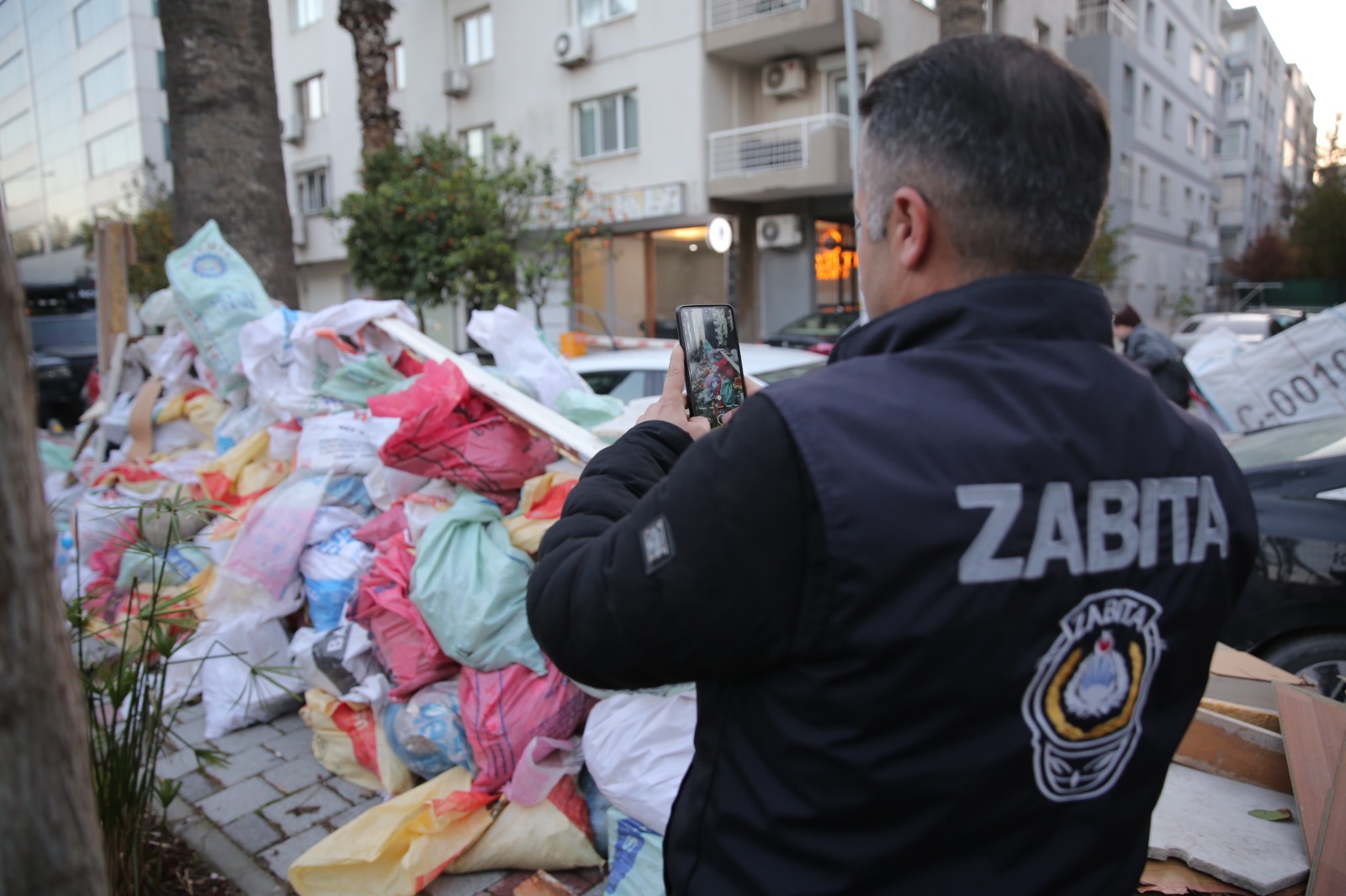 Konak Belediyesi, vatandaşların sağlıklı bir çevrede yaşamalarını sağlamak için kaçak