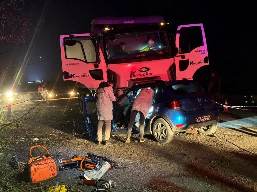 Bartın'da feci kaza: Kamyonun altına giren otomobildeki beş genç öldü - 4