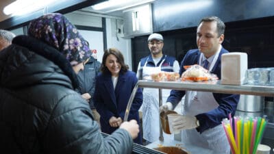 Bornova Belediyesi, soğuk kış günlerinde Bornova Metro çıkışında sabah saatlerinde