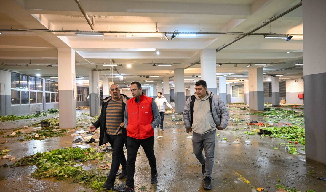 Bornova Belediye Başkanı Ömer Eşki, Merkez Kapalı Pazaryeri’nde kalıcı temizlik