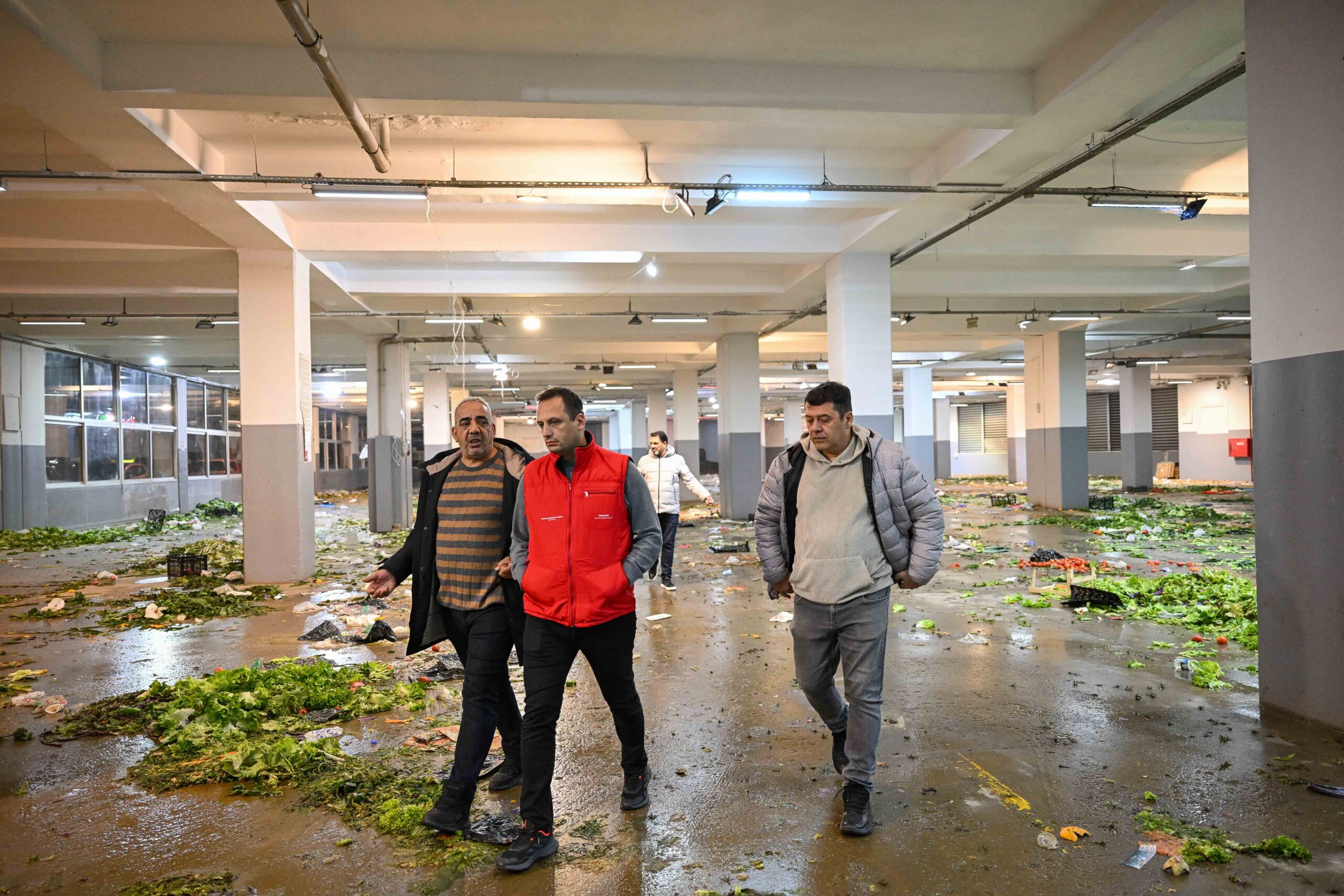 Bornova Belediye Başkanı Ömer Eşki, Merkez Kapalı Pazaryeri’nde kalıcı temizlik
