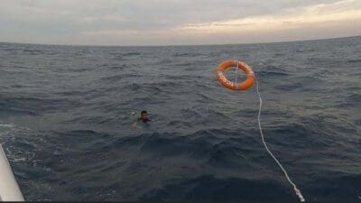İzmir'in Seferihisar ilçesi açıklarında su alan lastik bottaki 21 kaçak