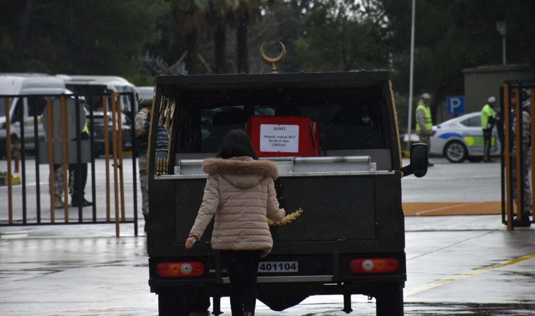 Şehit Teğmen Dut’un naaşı İzmir’de; kardeşi, cenaze aracının peşinden koştu Isparta'daki helikopter kazasında şehit olan Teğmen Mustafa Atakan Dut'un (24)