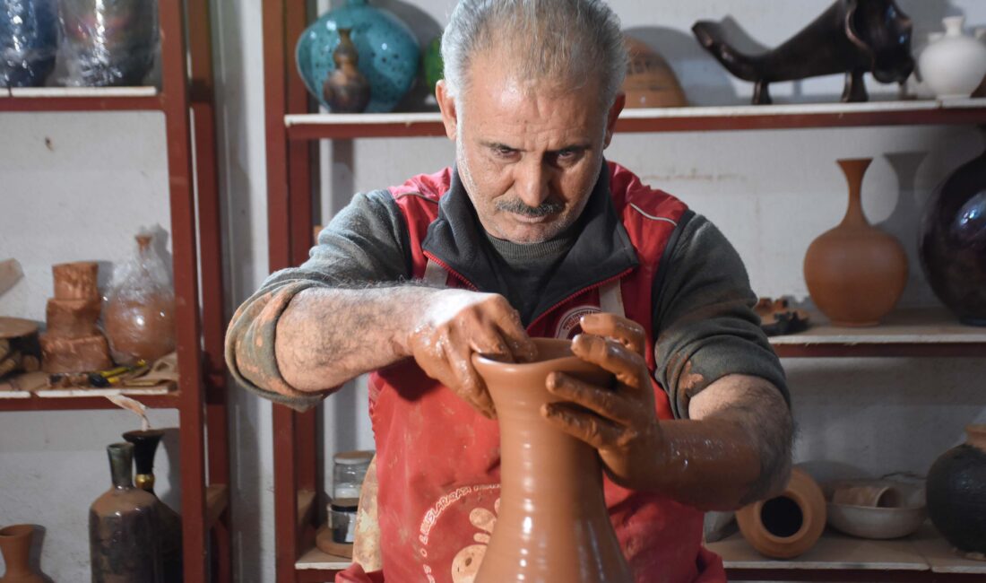 İzmir'in Menemen ilçesinde 46 yıldır çömlekçilik yapan ve 'UNESCO Yaşayan