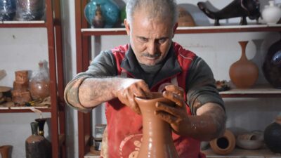 İzmir'in Menemen ilçesinde 46 yıldır çömlekçilik yapan ve 'UNESCO Yaşayan