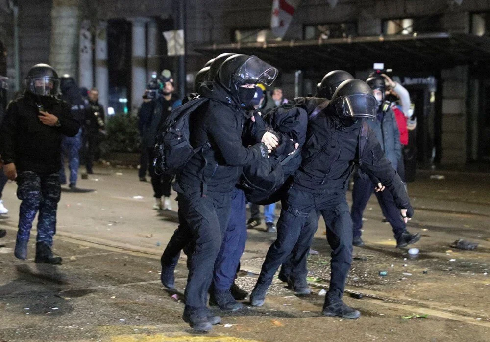 Gürcistan'da sokaklar durulmuyor | Cumhurbaşkanı: Hükümet meşru değil - 15