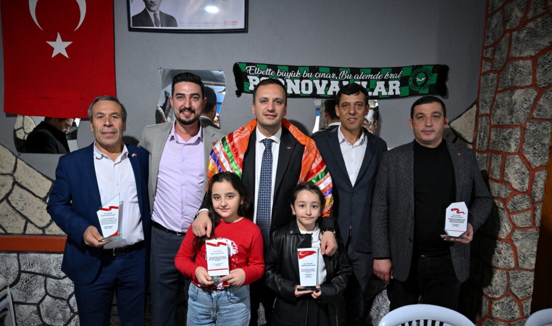 Bornova Belediye Başkanı Ömer Eşki, Laka Mahallesi’nde düzenlenen etkinlikte, kısa