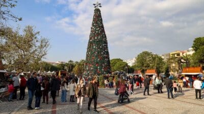 Karşıyaka Belediyesi’nin geleneksel hale getirdiği Yeni Yıl Pazarı, dev yılbaşı