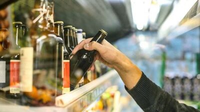 Alkollü içkilerde asgari maktu ÖTV tutarları yüzde 12,5 oranında artırılırken,