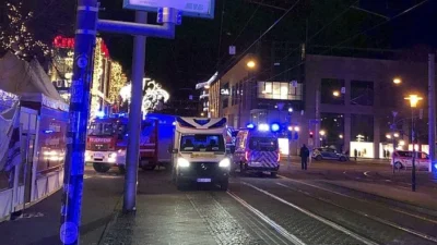 Almanya’nın Magdeburg kentinde kurulan Noel pazarında bir araç kalabalığın arasına
