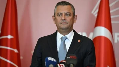 Özel, asgari ücretin enflasyon karşısında yetersiz olduğunu belirterek, "Asgari ücretlinin