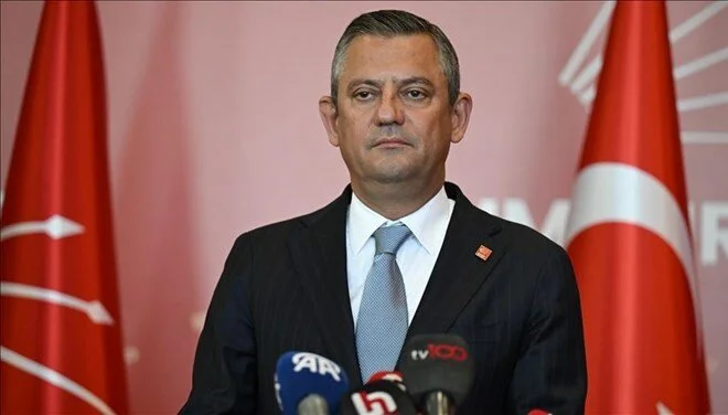 Özel, asgari ücretin enflasyon karşısında yetersiz olduğunu belirterek, "Asgari ücretlinin