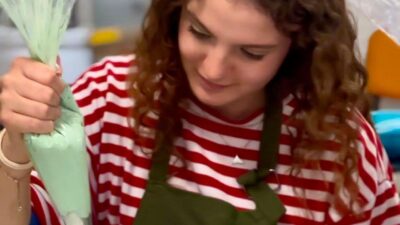 İzmir Büyükşehir Belediyesi gençlere kendilerini geliştirmeleri için yeni kapılar açılıyor.