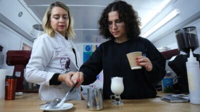 İzmir Büyükşehir Belediyesi’nin kahve hazırlama ve sunma alanında gençlere mesleki
