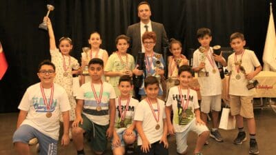 Bornova Belediyesi’nin Hobi ve Beceri Edindirme Kursları bünyesinde satranç eğitimi