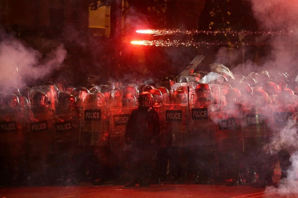 Gürcistan'da sokaklar durulmuyor | Cumhurbaşkanı: Hükümet meşru değil - 17
