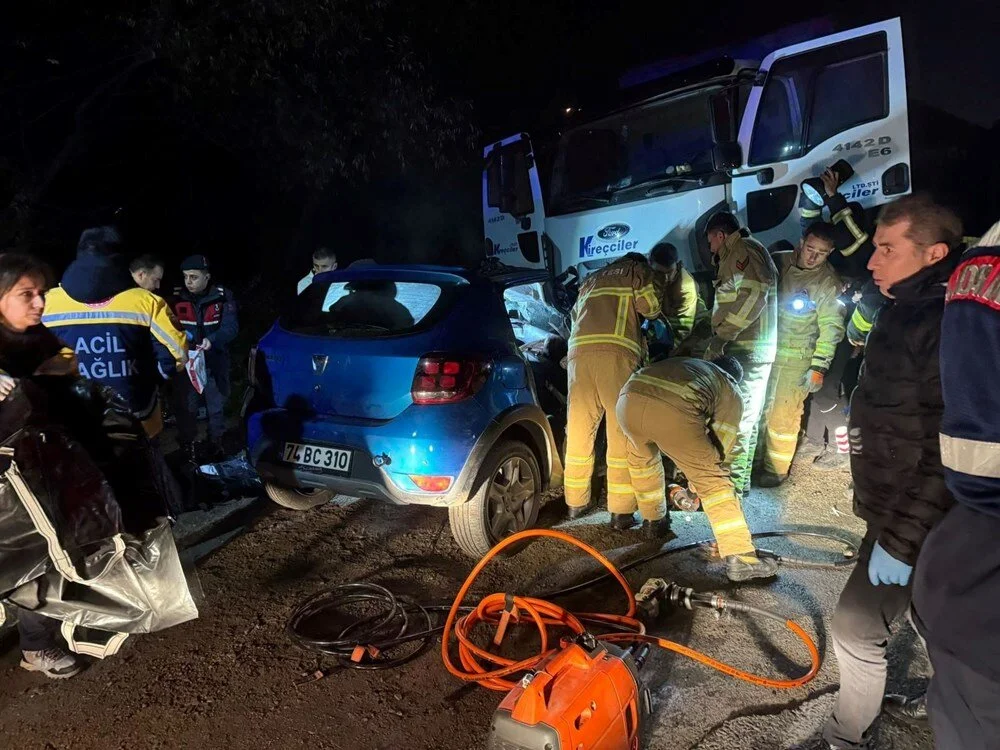 Bartın'da feci kaza: Kamyonun altına giren otomobildeki beş genç öldü - 5